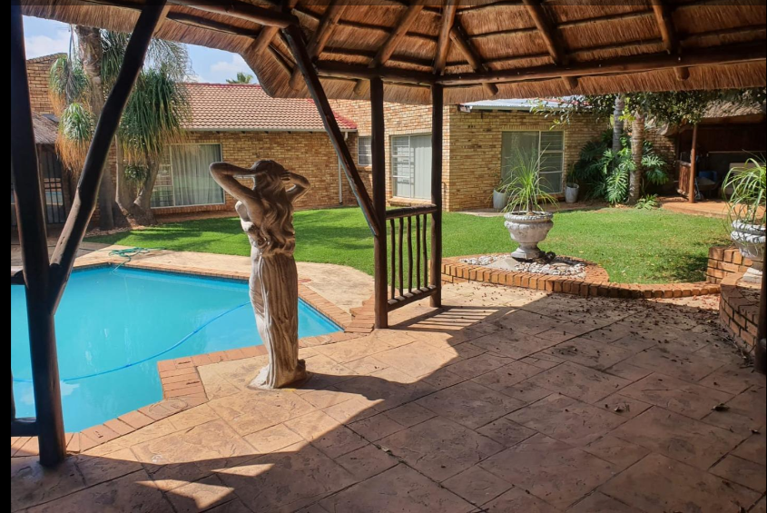 2 Bedroom 2.5 Bathrooms Pet Friendly House Pool Rangeview Krugersdorp