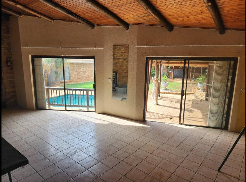2 Bedroom 2.5 Bathrooms Pet Friendly House Pool Rangeview Krugersdorp